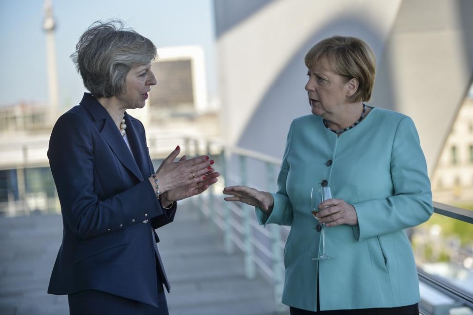 Theresa May e Angela Merkel, líderes da Grã-Bretanha e da Alemanha, respectivamente | Tom Evans/Crown Copyright