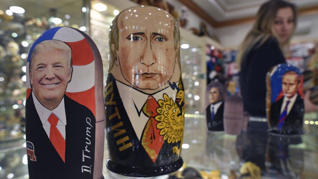 Bonecas russas conhecidas como “matrioscas” retratam os presidentes dos EUA, Donald Trump, e da Rússia, Vladimir Putin, em loja de Moscou. | Alexander Nemenov/AFP