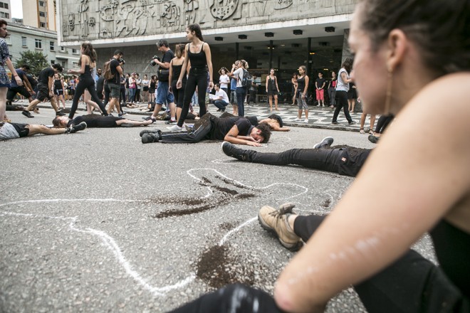 Dançarinos, passantes e artistas participaram do abraço coletivo ao Teatro Guaíra na tarde desta quinta-feira (23). | Marcelo Andrade/Gazeta do Povo