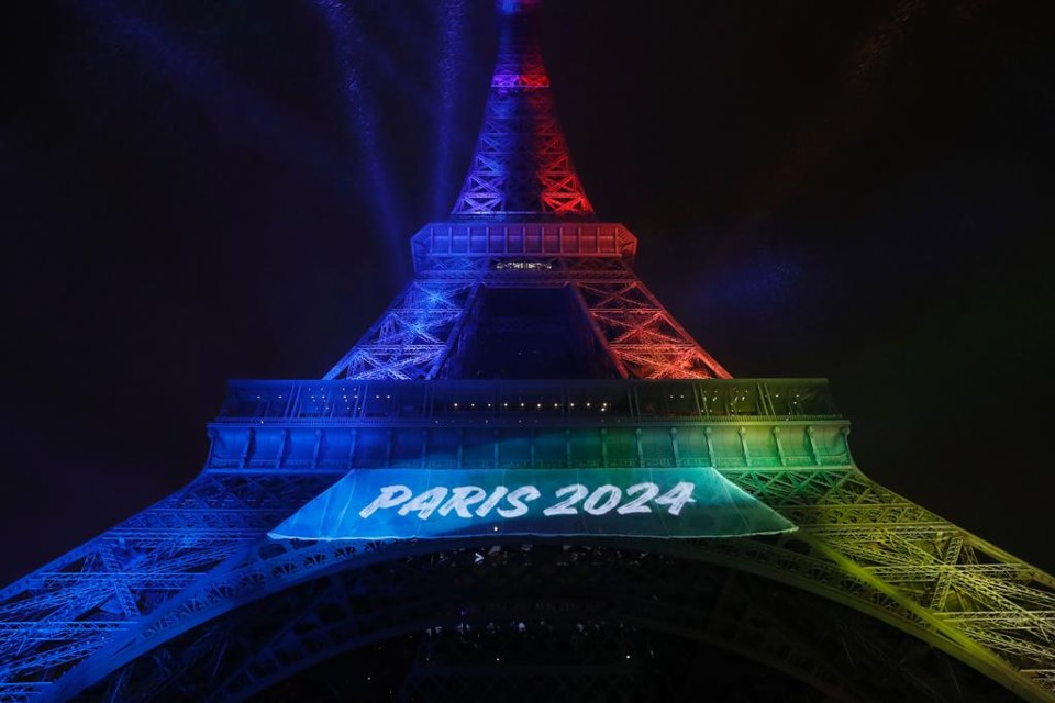 Torre Eiffel iluminada para a candidatura de Paris aos Jogos Olímpicos de 2024. | Patrick Kovarik/AFP