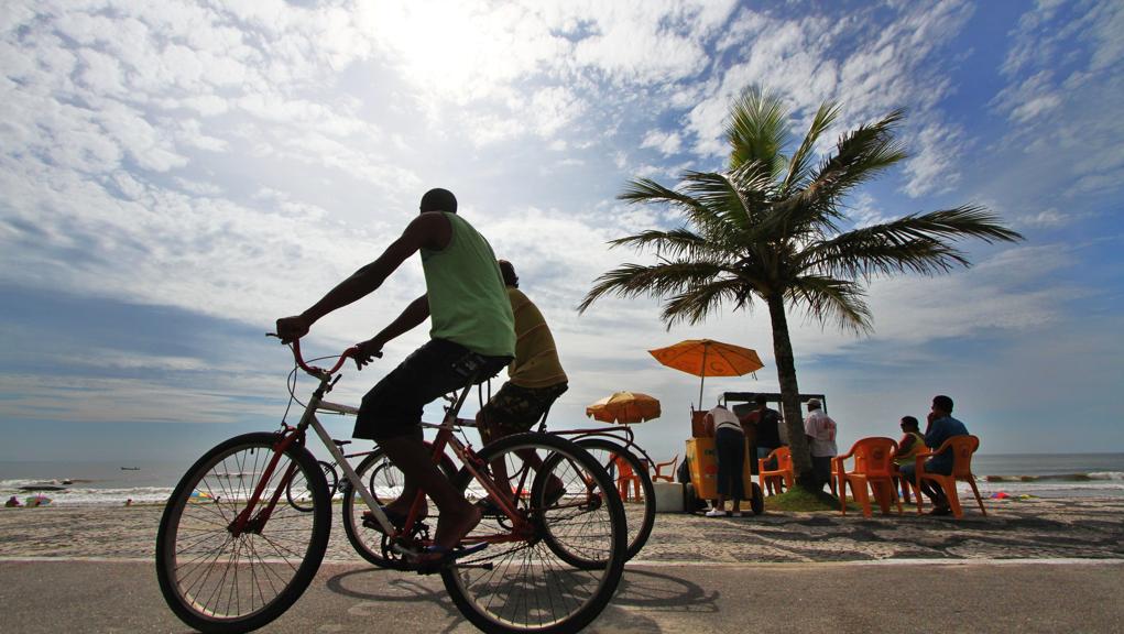 Vai dar praia: sol e calor aquecem o Paraná durante o fim de semana | Daniel Castellano / /Gazeta do Povo/ Arquivo