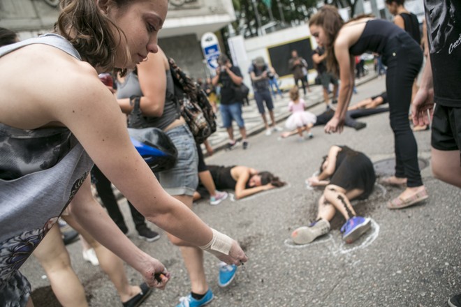 Uma performance foi feita nas imediações do teatro. | Marcelo Andrade/Gazeta do Povo