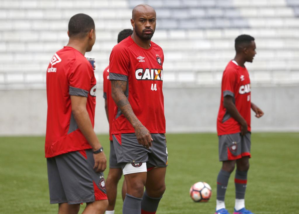 Thiago Heleno durante o treino de terça-feira na Arena. | Aniele Nascimento/Gazeta do Povo