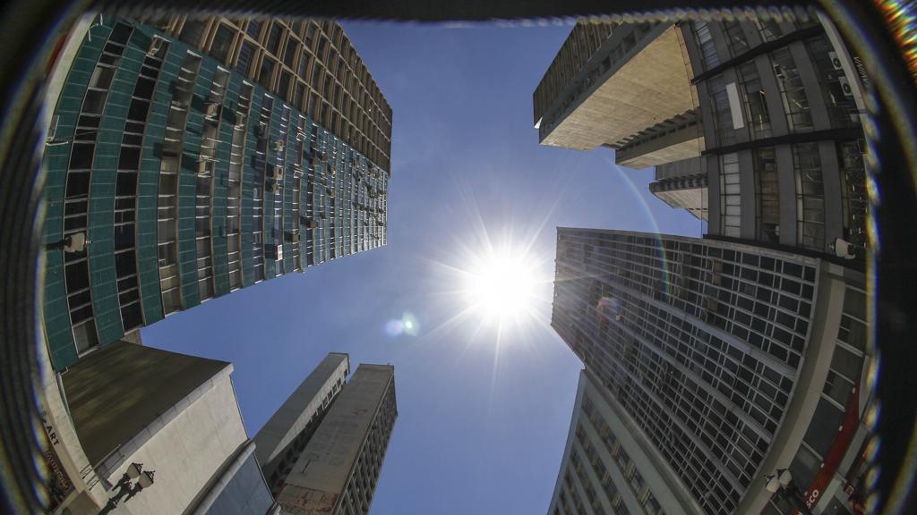 Tempo aberto deve elevar as temperaturas nesta quarta-feira (15) | Daniel Castellano/Gazeta do Povo