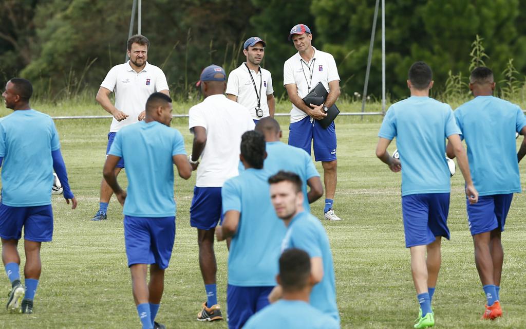 Técnico Wagner Lopes observa o elenco do Paraná, que enfrentará o Bahia no sábado de carnaval na Vila. | Hugo Harada/Gazeta do Povo