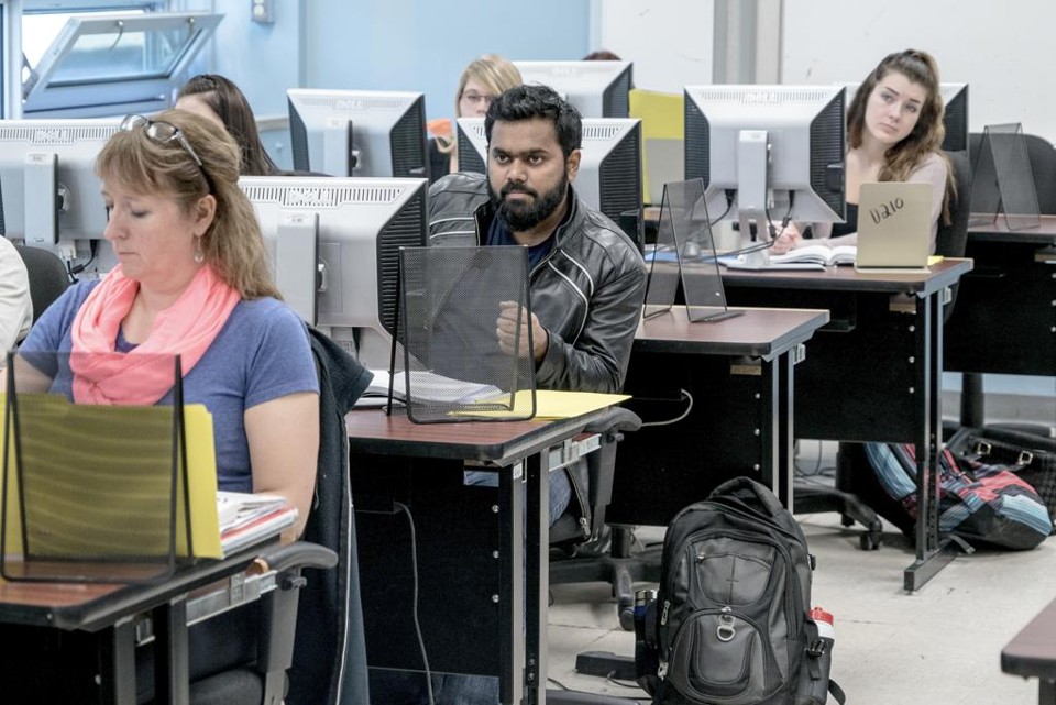 Abdullah Mamun, de Bangladesh, no College of the North Atlantic, em St John’s Newfoundland | ANDREW TESTA/NYT