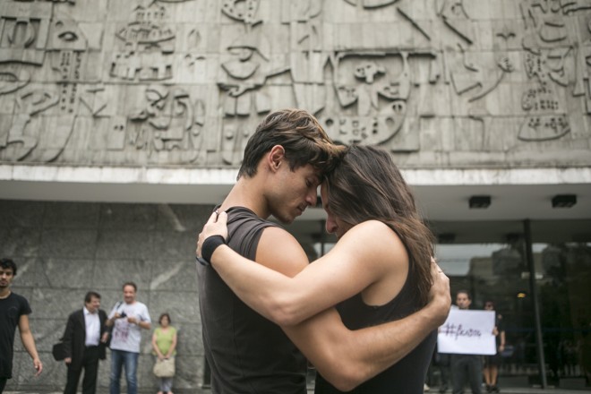 Depois do abraço ao teatro, os dançarinos se abraçaram. | Marcelo Andrade/Gazeta do Povo