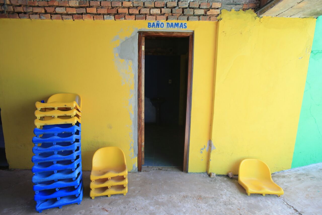 Entrada do banheiro feminino no Erico Galeano. | Daniel Castallano, enviado especial/Gazeta do Povo