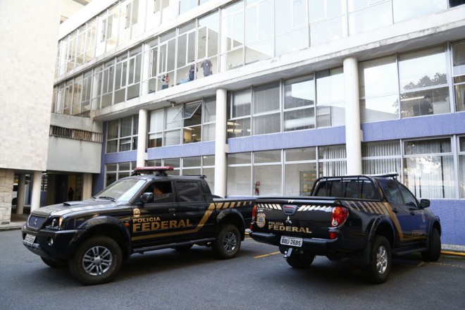 Agentes da Polícia Federal cumprem mandados na reitoria da UFPR. | Aniele Nascimento/Gazeta do Povo