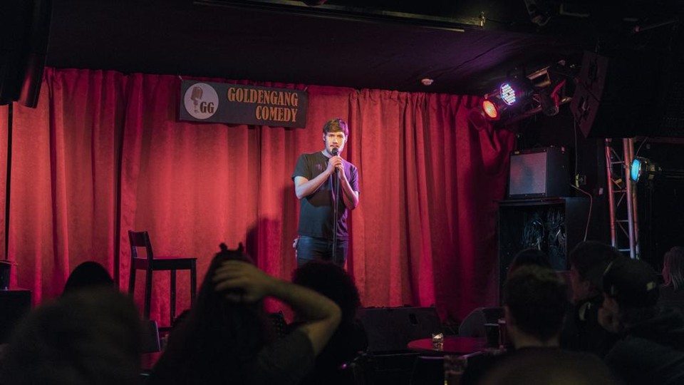 O comediante Gisli Johann se apresenta no bar Gaukurinn: com milhões de turistas por ano, a comédia stand-up vem crescendo no país | Bara Kristinsdottir/NYT