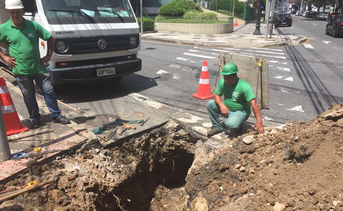 Técnicos da Sanepar fazem o reparo do buraco na Rua Cel. Dulcídio. | Felipe Rosa/Tribuna do Paraná