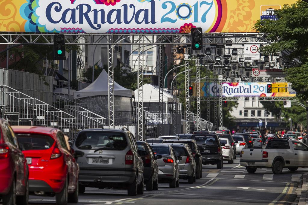 Trânsito na Marechal Dedodoro está mais lento com a instalação das arquibancadas. | Jonathan Campos/Gazeta do Povo