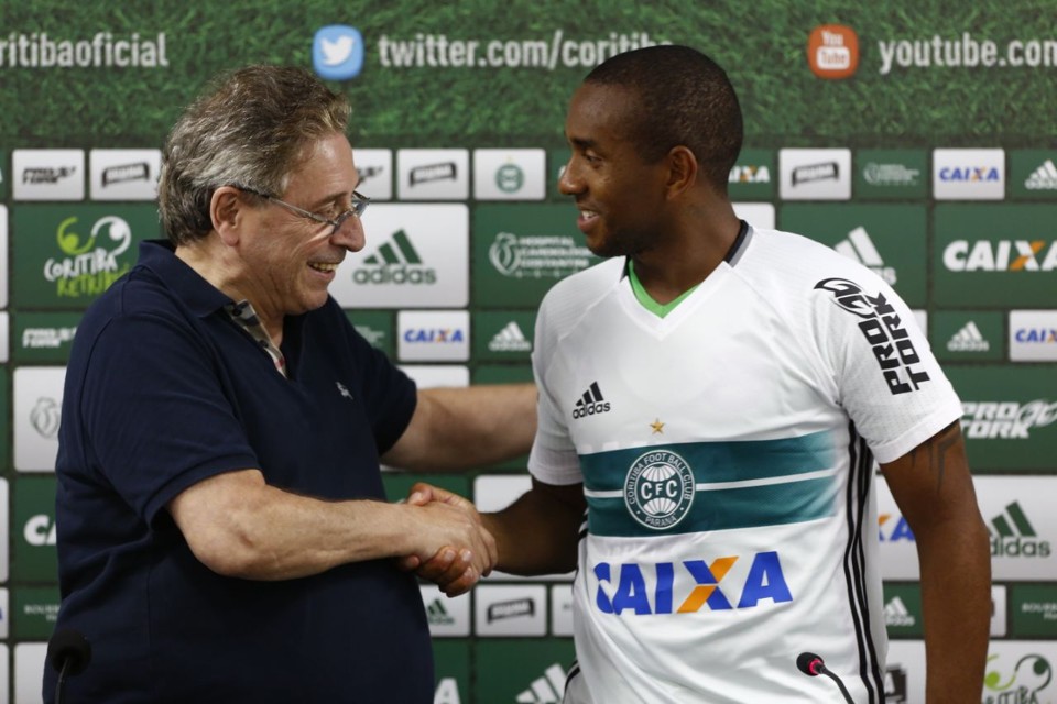 Rogério Bacellar e Anderson. Jogador fechou contrato de um ano com o Coritiba. | Albari Rosa/Gazeta do Povo