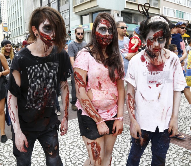 Figurinos chamaram a atenção ao longo do caminho percorrido pelos “zombies” na Rua XV de Novembro | Aniele Nascimento/Gazeta do Povo