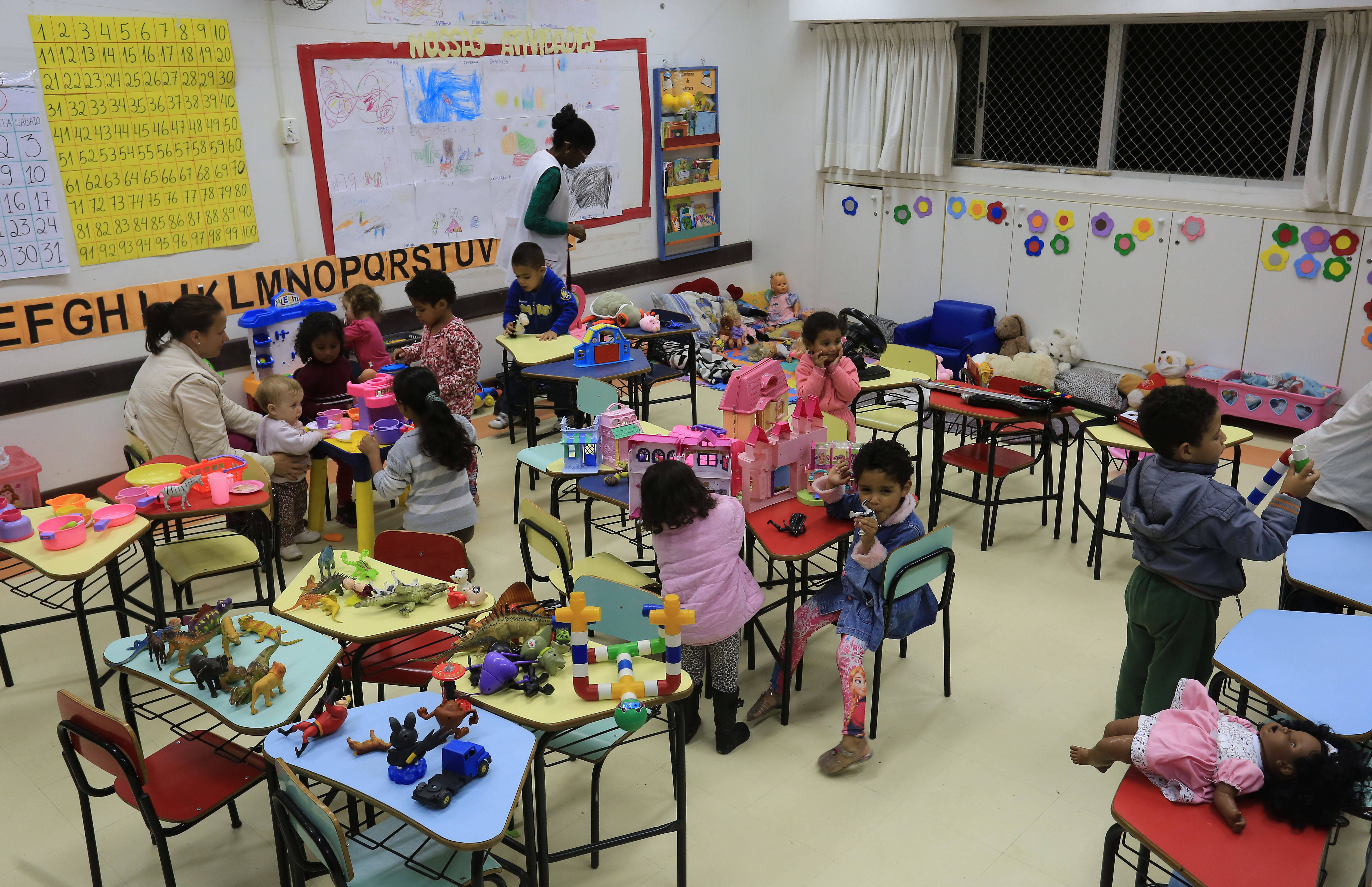 Prefeitura diz que, mesmo com dívida, educação irá reduzir gastos que permitirão fazer estas contratações | Pedro Serapio/Gazeta do Povo