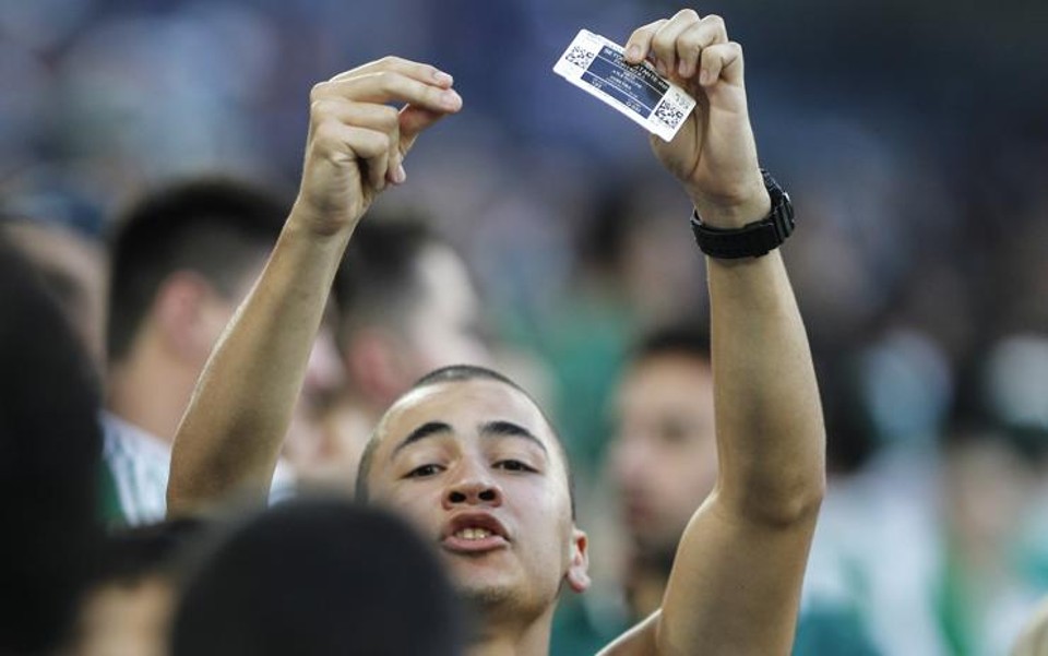 Torcedor exibe o ingresso para o Atletiba que não existiu. | Jonathan Campos/Gazeta do Povo