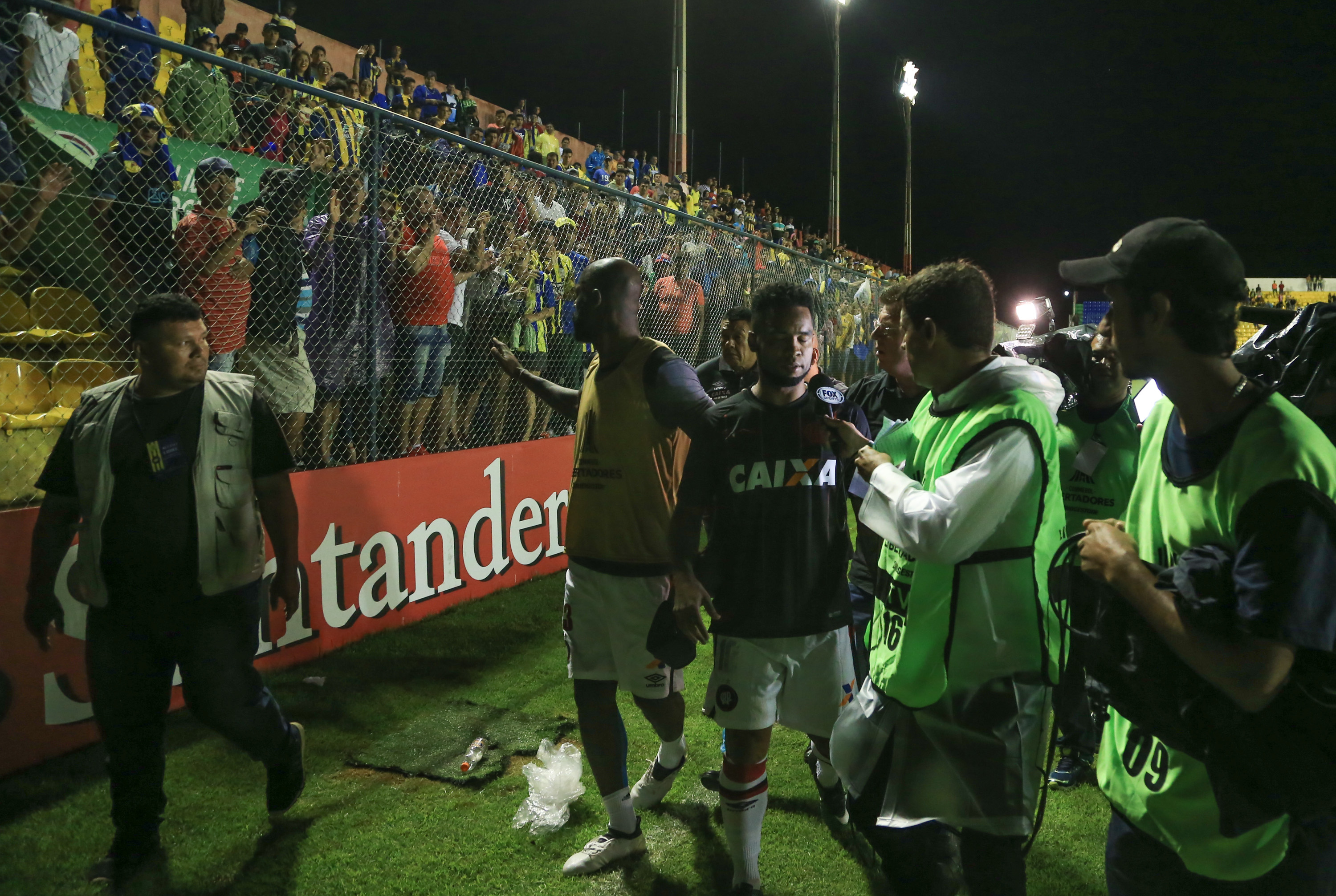 Jogadores do Atlético foram ofendidos pela torcida adversária na saída de campo. | Daniel Castellano/Gazeta do Povo