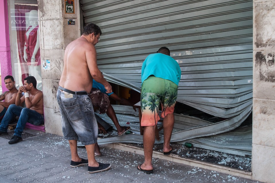 Em 4 dias, arrastões e roubos no Espírito Santo geram prejuízo de R$ 110 milhões Lojistas limpam estabelecimento que foi alvo de ladrões na onda de violência no Espírito Santo. | VINICIUS MORAES/AFP