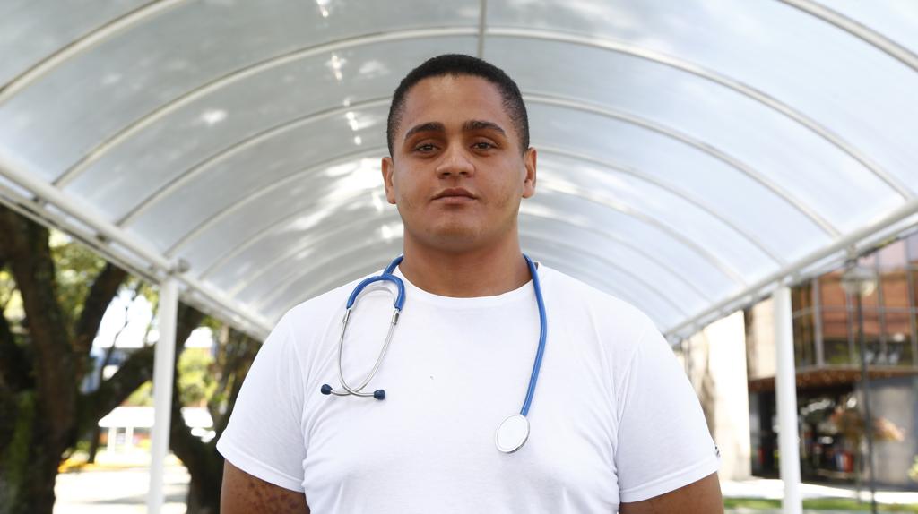 Leandro escondeu dos pais sua opção pela Enfermagem até o momento da matrícula no curso. | Henry Milleo/Gazeta do Povo