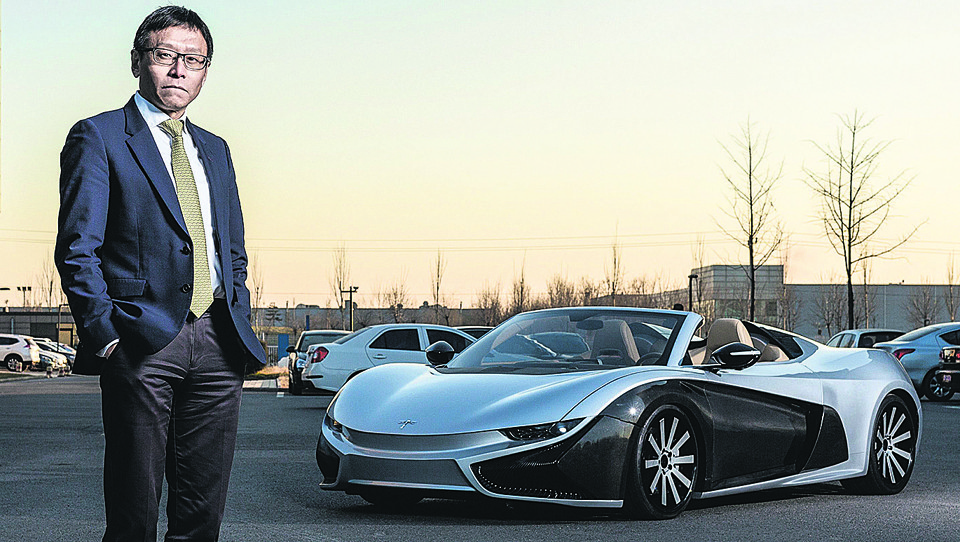 Lu Qun, presidente da Qiantu Motor, com o modelo esportivo K50 da companhia | PATRICK WACK/NYT