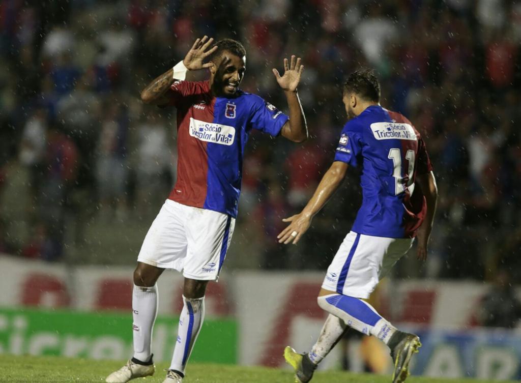 Alex Santana comemora com Pessali o primeiro gol paranista. | Daniel Castellano/Gazeta do Povo