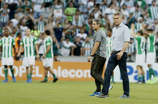 Técnico do Atlético, Paulo Autuori, após cumprimentar o técnico do Coritiba, Paulo César Carpegiani. | Hugo Harada/Gazeta do Povo