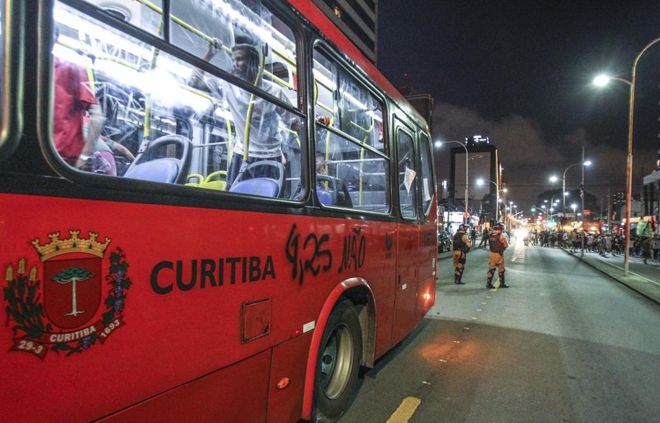 Ônibus danificado durante protesto contra o aumento da passagem. | Daniel Castellano/Gazeta do Povo