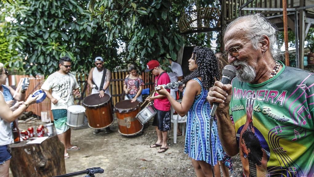 Moysés ramos ( à direita) e a nova geração em ensaio do bloco Ideais do Ritmo. | Jonathan Campos/Gazeta do Povo