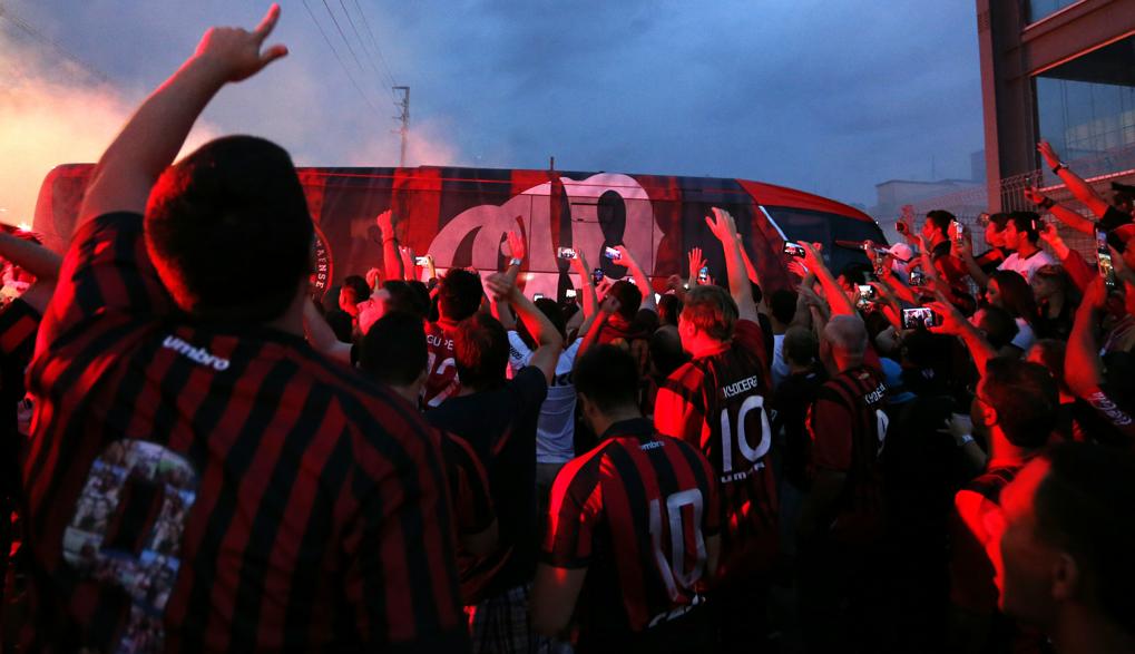 Torcida do Atlético recepciona o ônibus do time no primeiro jogo em casa pela Libertadores em 2017: torneio vale muito para o Furacão. | Hugo Harada/Gazeta do Povo
