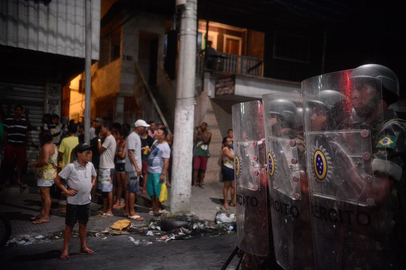 Exército faz a segurança em bairro da periferia de Vitória. | Tânia Rego/Agência Brasil