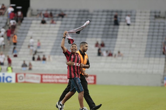 Torcedor entra no gramado para ganhar camisa de jogador do Atlético. Fato pode ir para a súmula do árbitro e gerar denúncia no TJD. |
