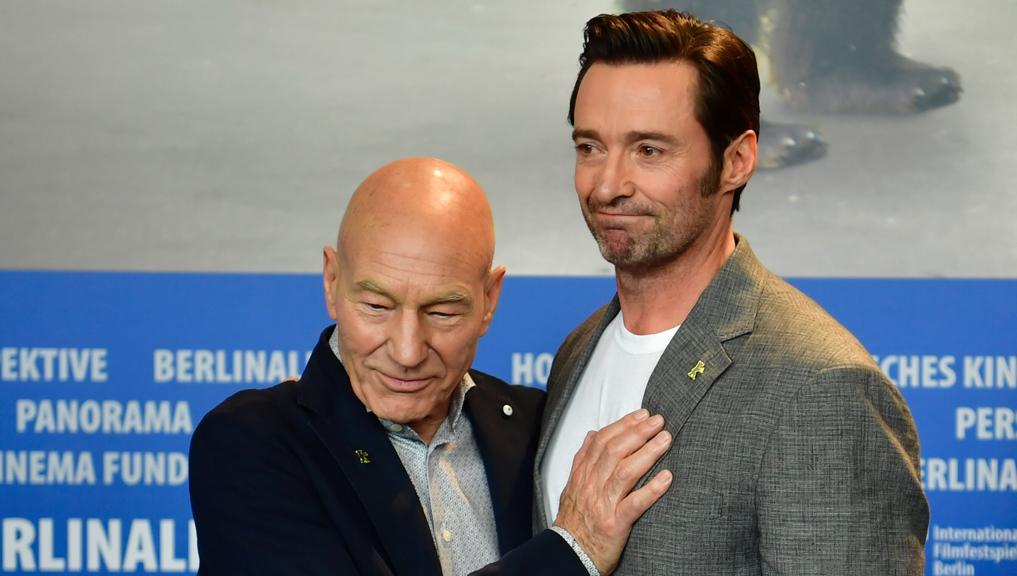 Patrick Stewart e Hugh Jackman na coletiva de “Logan” em Berlim | John MacDougall/AFP