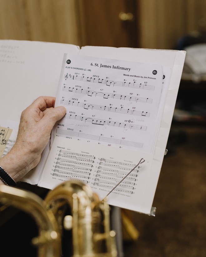 George Blinik estuda a partitura das músicas para estudar posteriormente em seu safoxone. | Lyndon French/NYT