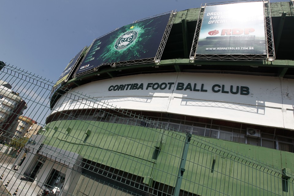 Torcida coxa estava sendo escoltada para a Arena, onde ocorre o Atletiba. | Antônio More/Gazeta do Povo