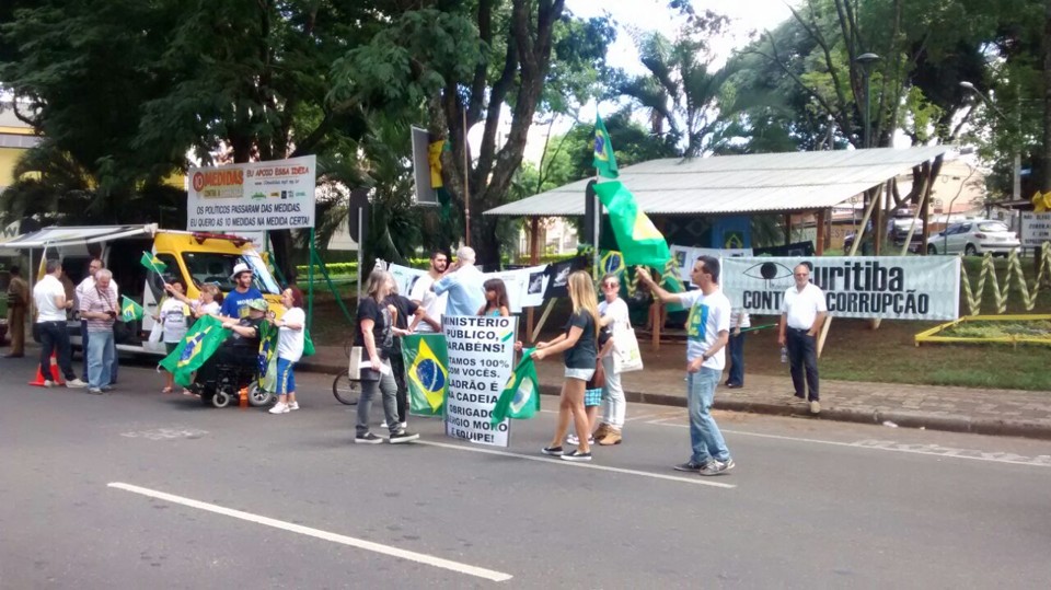 Manifestantes protestam em frente à Justiça Federal, em Curitiba | Kelli Kadanus/Gazeta do Povo