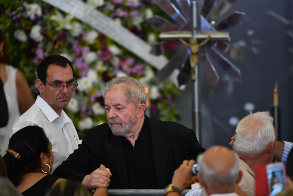 Lula recebe cumprimentos no velório de Marisa Letícia | NELSON ALMEIDA/AFP