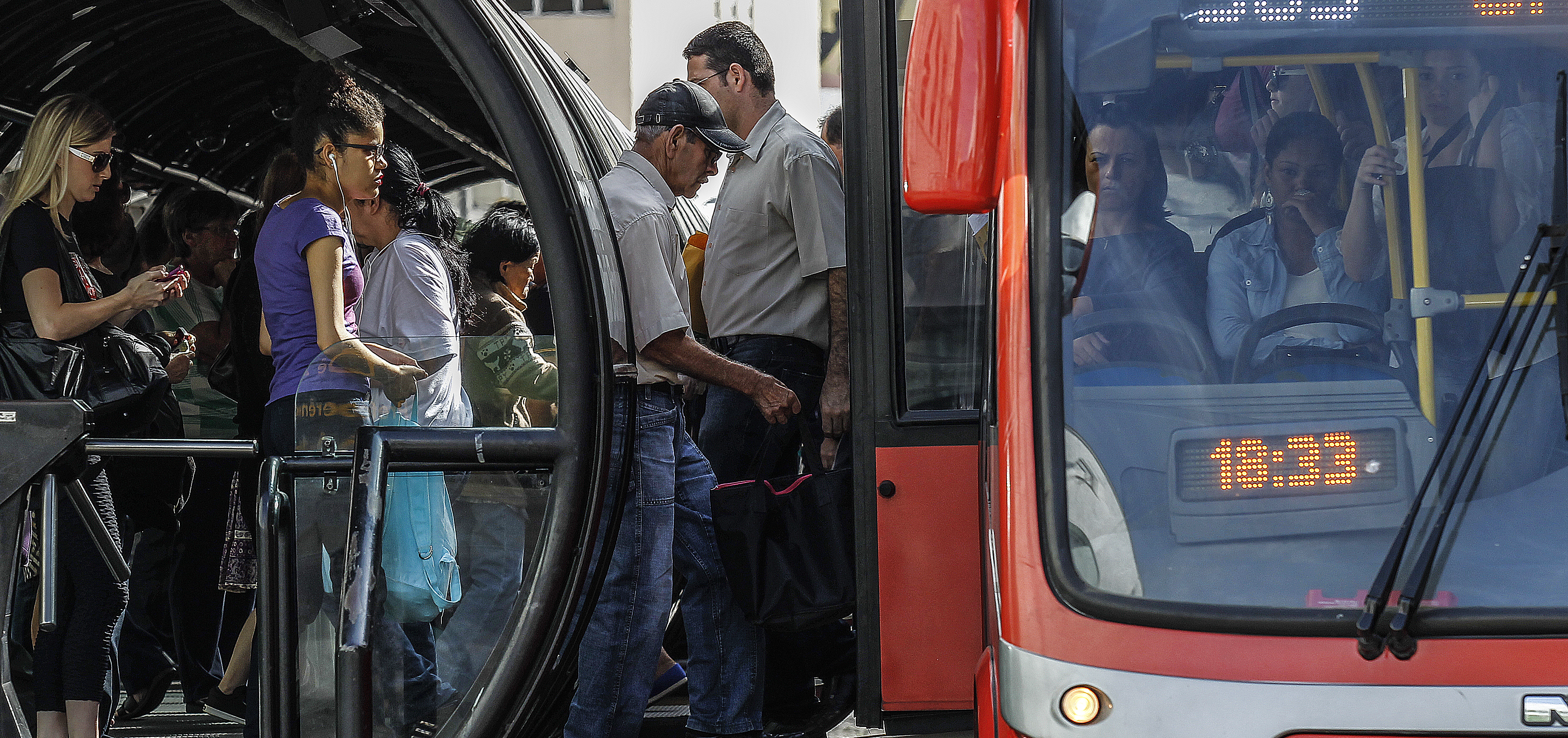Se o plenário do TCE-PR mantiver a decisão da liminar, usuário do transporte público terá direito a ser ressarcido. | Jonathan Campos/Gazeta do Povo