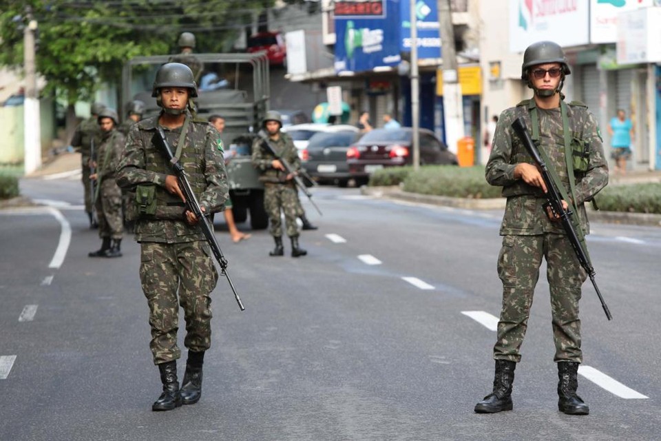 Soldados do Exército patrulham as ruas de Vitória após paralisação da PM. | FUTURA PRESS/FUTURA PRESS/FUTURA PRESS/ESTADÃO CONTEÚDO