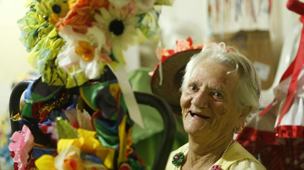 Dona Quita, 83 anos, ajudou a fundar a escola Filhos da Capela. Mas, sob protesto dos familiares, não se importaria em desfilar pela rival Batel. | Marcelo Andrade/Gazeta do Povo