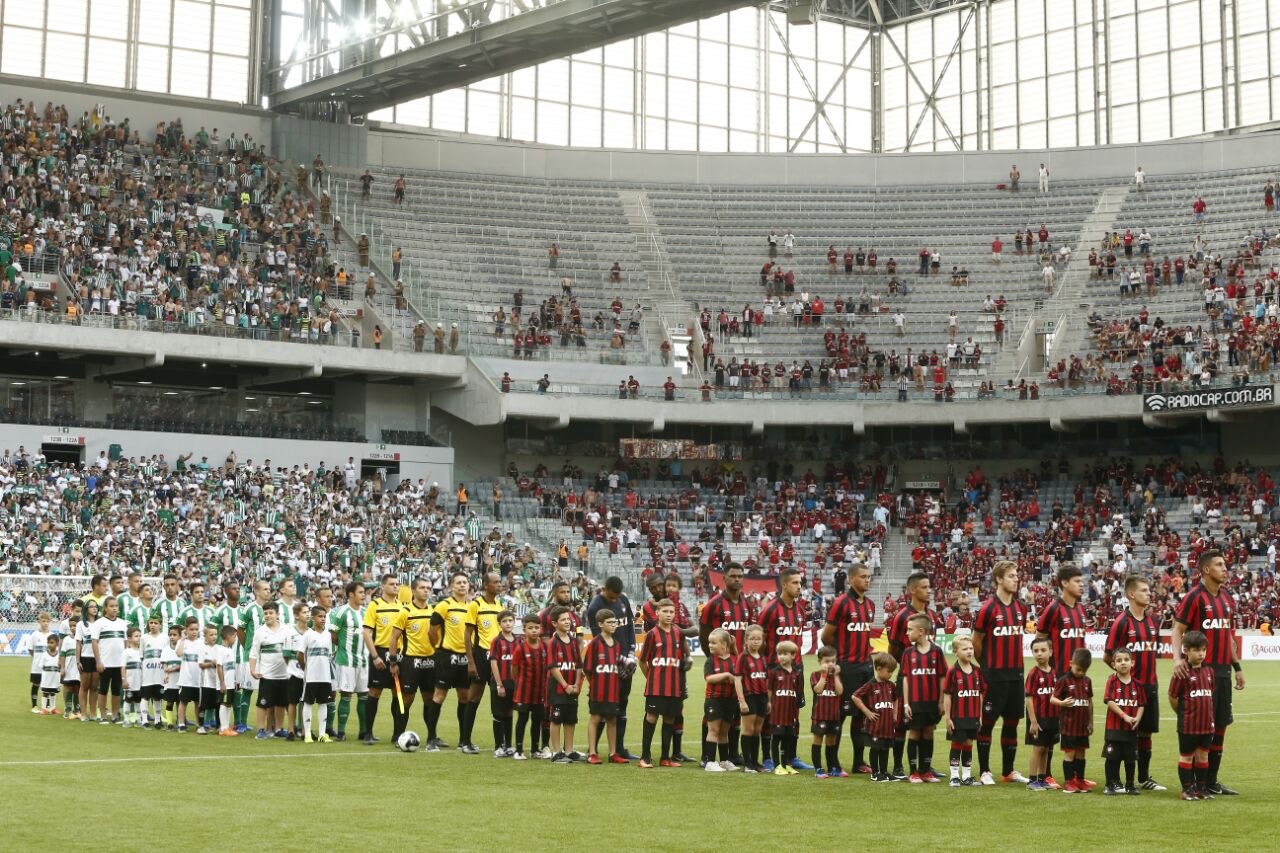 Times preparados antes do jogo que não aconteceu. Torcedores das duas equipes podem exigir o dinheiro gasto no ingresso de volta. | Hugo Harada/Gazeta do Povo