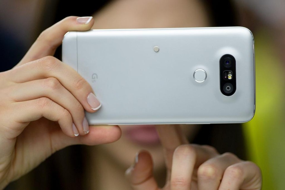 Meitu, o aplicativo chinês que desafia Instagram e Snapchat Segundo empresa, o aplicativo Meitu trata metade das imagens publicadas nas redes sociais chinesas | JOSEP LAGO/AFP