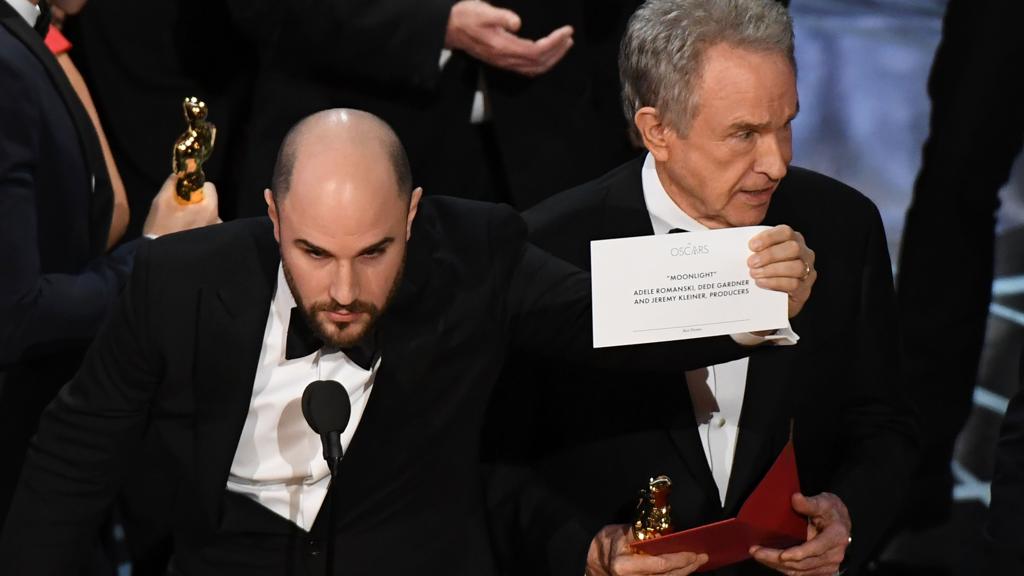 Jordan Horowitz, produtor de “La La Land” mostra o cartão com o nome do verdadeiro vencedor do Oscar de melhor filme. | Mark Ralston/AFP