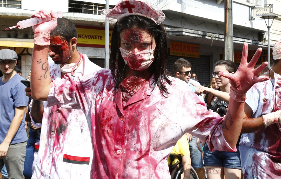 Zombie Walk reúne 20 mil “mortos vivos” em Curitiba; veja fotos | Aniele Nascimento/Gazeta do Povo