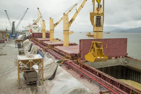 Novo acordo da OMC reduz custos de exportação e importação para o Brasil No caso do Brasil, as estimativas apresentadas pela OMC sugerem que o custo de exportar e importar pode ser reduzida em 14%, um avanço importante para os principais operadores. | Hugo Harada/Gazeta do Povo