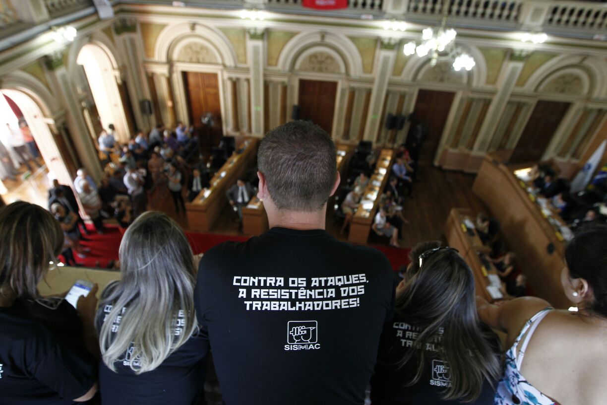 Servidores municipais fizeram protesto nesta quarta-feira (22) na Câmara de Curitiba | Jonathan Campos/ Gazeta do Povo