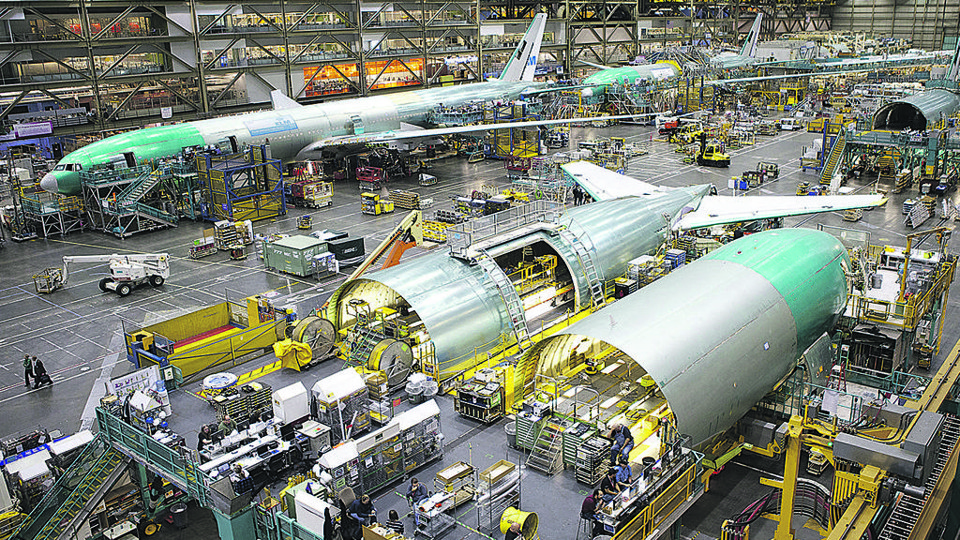 Funcionários trabalham na linha de montagem do Boeing 777 na fábrica em Everett, no estado de Washington. | Stephen Brashear/AFP