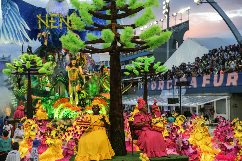 Nenê canta Curitiba no carnaval de SP A Ala das Baianas da Nenê de Vila Matilde trouxe araucárias, árvore símbolo do Paraná. | Paulo Pinto/Fotos Públicas