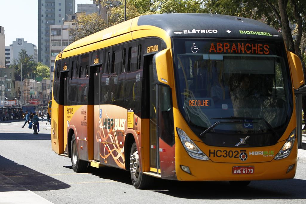 Custo dos ônibus híbridos  foi um dos motivos para o TC determinar em 2014 a redução da tarifa técnica. | Antônio More/Gazeta do Povo