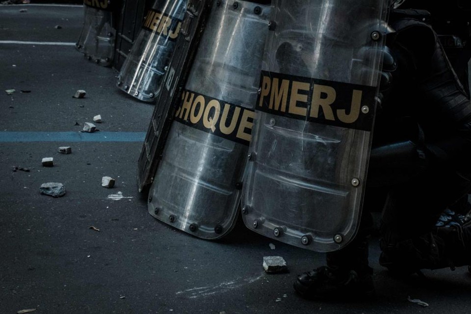 Batalhão de Choque em ação quinta-feira no protesto de servidores: família dos policiais protestam em frente aos quartéis. | YASUYOSHI CHIBA/AFP