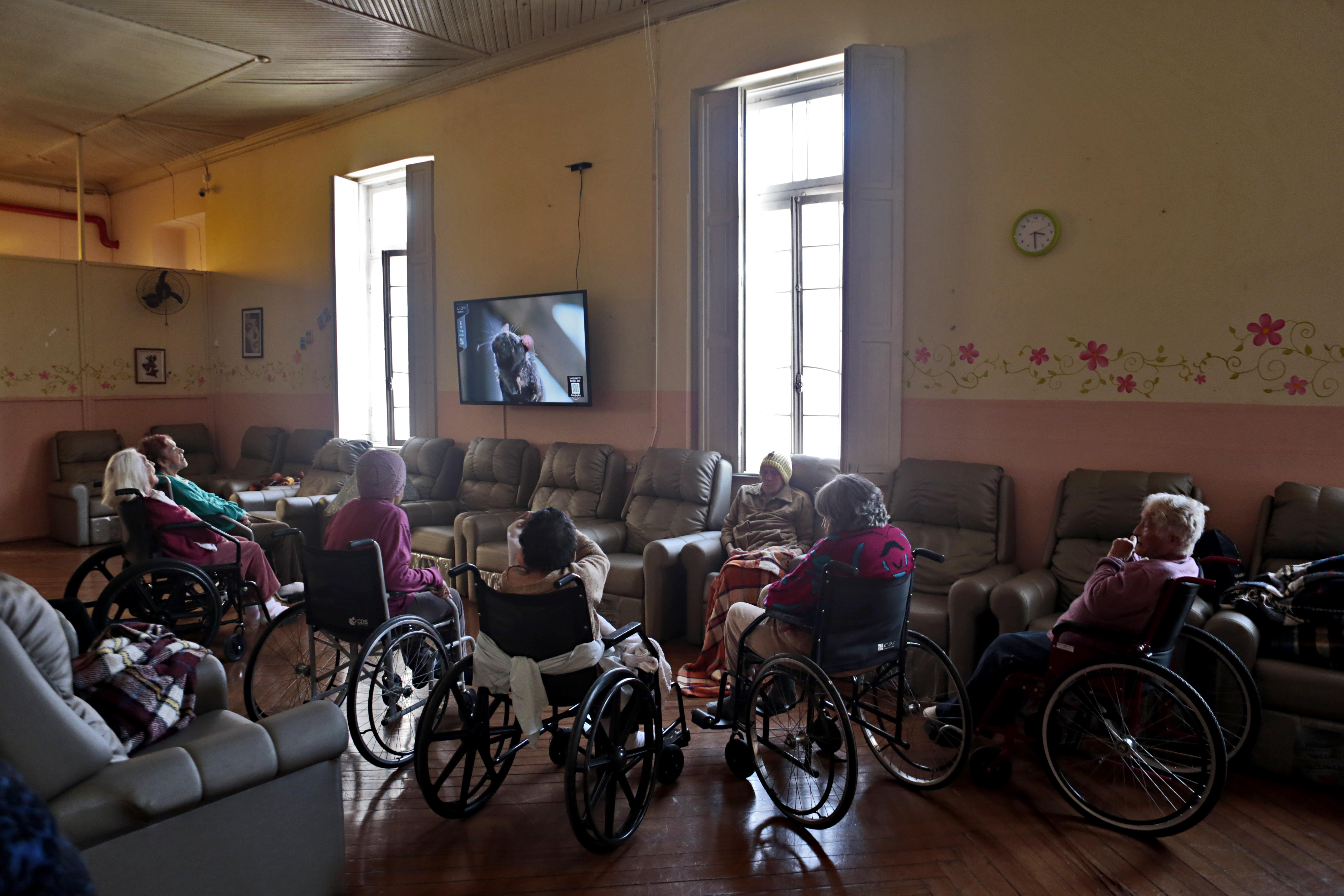 Manutenção das cadeiras de rodas das idosas será um dos serviços atingidos pelo incêndio no São Vicente de Paulo. | Albari Rosa/Gazeta do Povo